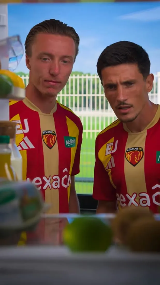 Deux joueurs du Mans FC regardent dans un frigo