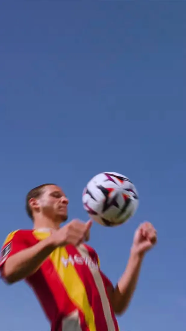 Joueur du Mans FC jonglant avec un ballon