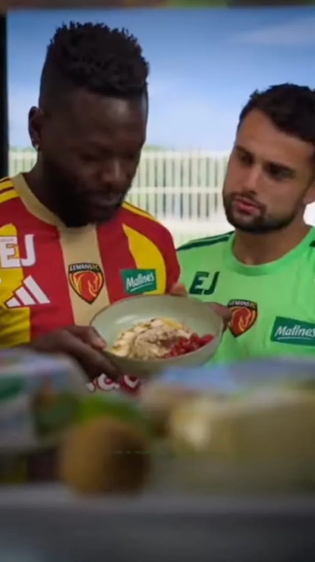 Joueurs du Mans FC préparant un bol devant le frigo